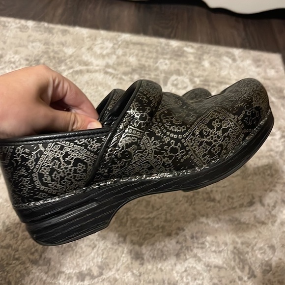 DANSKO Silver Black Clogs Size 37 - 7 Pattern Printed Hospital Nursing - Picture 2 of 9